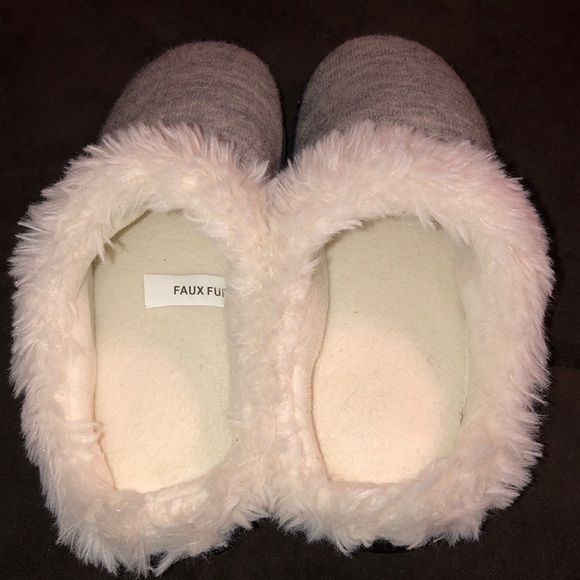 Isotoner-Faux Fur Slipper Women’s size 7.5-8 - Picture 2 of 5